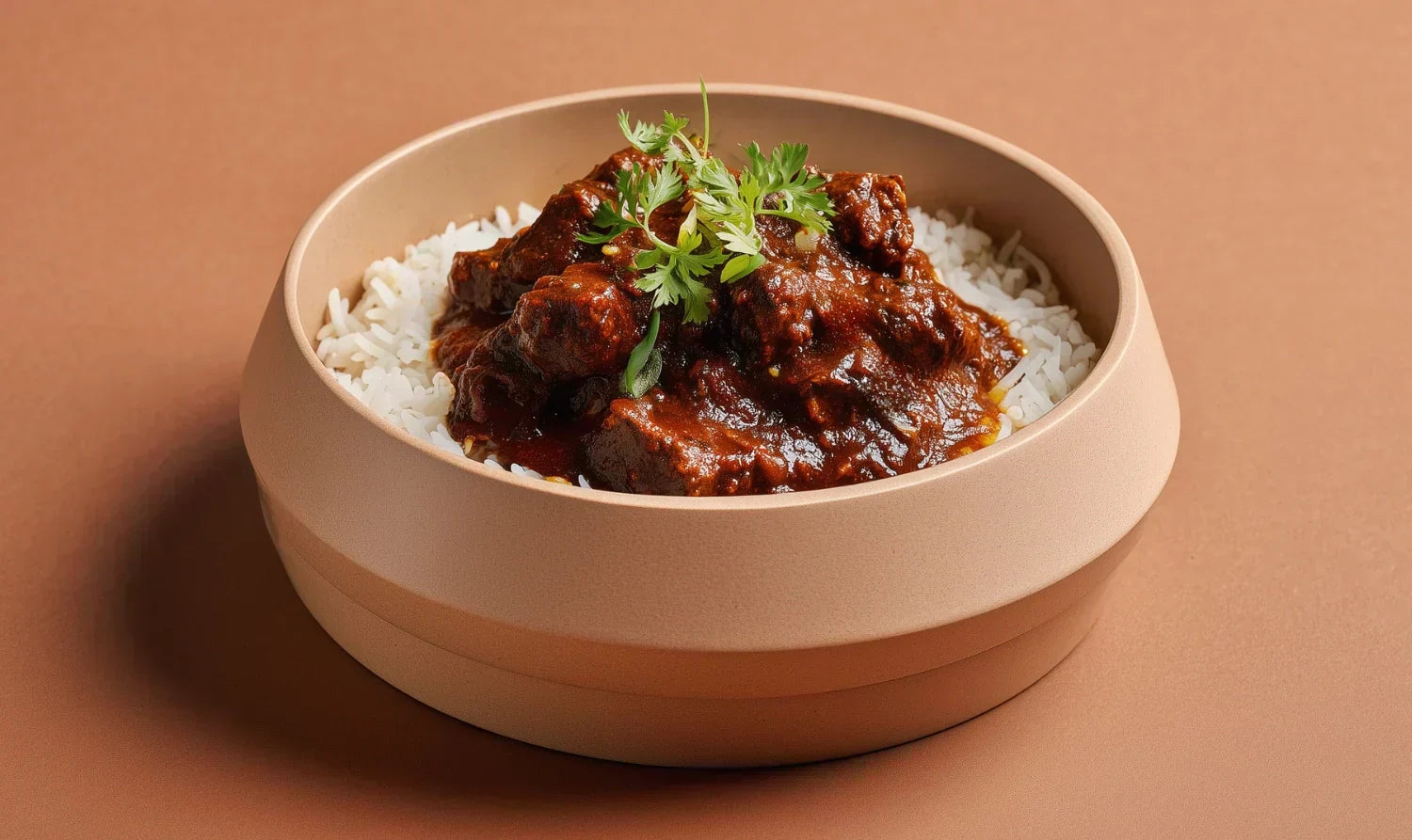 Image de la recette du cabri massalé traditionnel avec du riz dans un plat de la Réunion