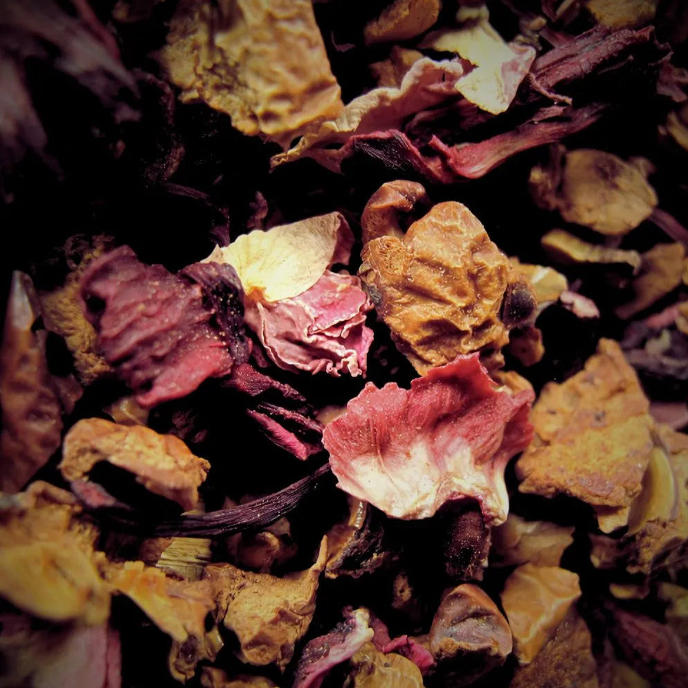 Zoom sur le mélange de fleurs et de fruits de la tisane anti-acidité